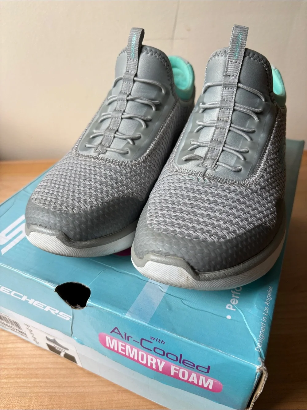Skechers Synergy 2.0 in Grey with Turquoise Trim size 7